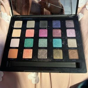 Urban Decay eyeshadow palette| The mirror is cracked|  it new gently used.|